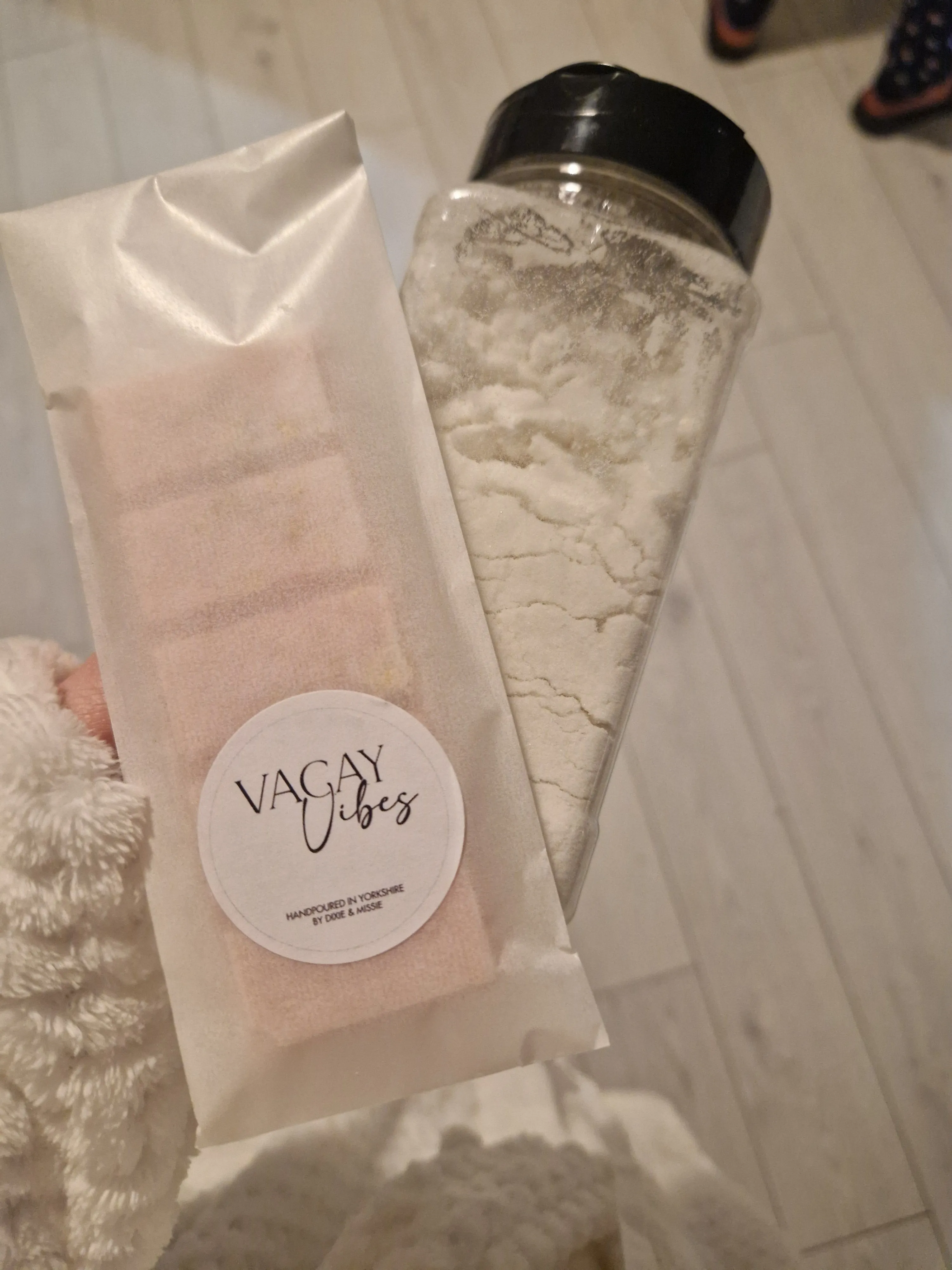 Comforting Waterlily & Lime Wax Melt Snap Bar, Cleaning Laundry Simmering Granules and Carpet Freshener, Strong Scented Home Wax